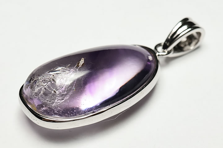 トップ部分:2.4×1.4×1.0cm　 エレスチャルアメジストの水入りペンダントを追加いたしました。 美しい紫色で、負晶の中に水が入っています。アメジストの水入りは絶対数も少なく、美しいものはとても希少なものとなっております。 マダガスカル産　