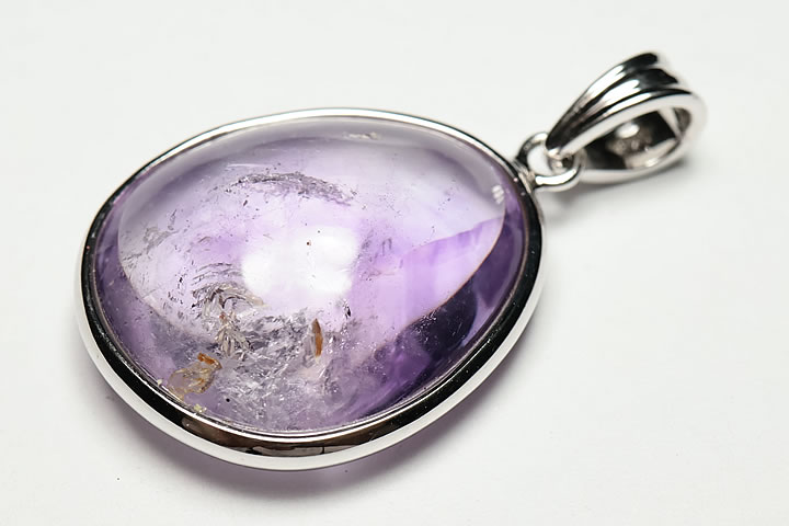 トップ部分:2.3×2.0×0.8cm　 エレスチャルアメジストの水入りペンダントを追加いたしました。 美しい紫色で、負晶の中に水が入っています。アメジストの水入りは絶対数も少なく、美しいものはとても希少なものとなっております。 マダガスカル産　