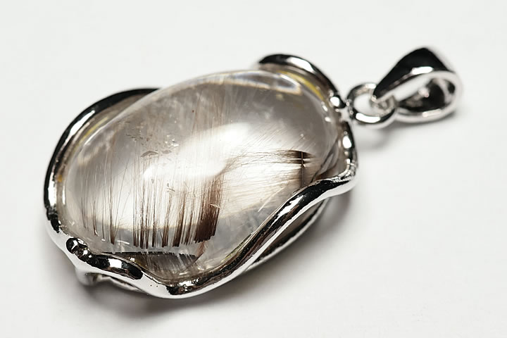 トップ部分:2.1×1.5×0.8cm　 ブルッカイト(板チタン石)を内包した水晶です。 ブルッカイトからプラチナ色に輝くルチルが伸びることから、プラチナクォーツと呼ばれています。　