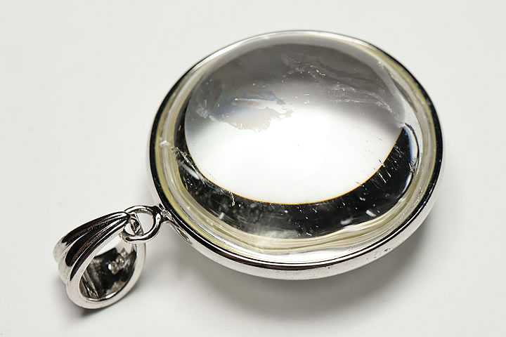 マダガスカル産天然レインボークォーツペンダントトップ