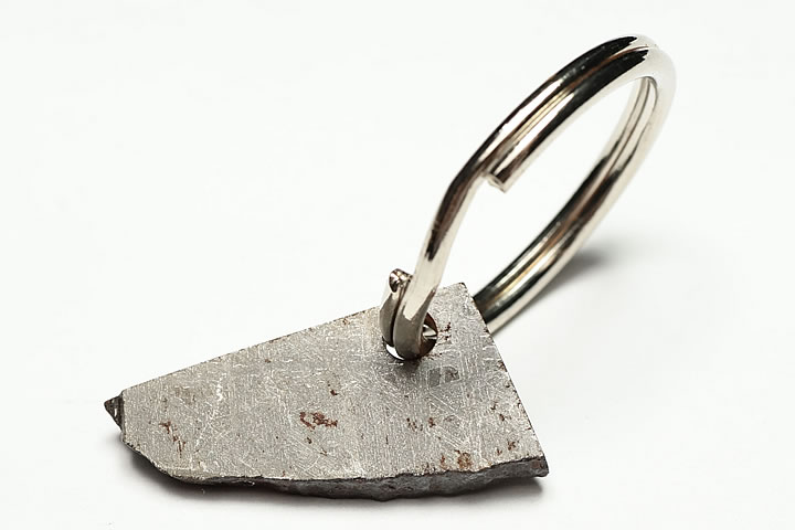 石部分:2.2×1.2×0.3cm　 ギベオンのフリーカットを使用したクールなキーホルダーです。 サビ止めのロジウムコーティングは施されていません。 自然の風合いを残すためサビも除去せずそのままにしております。 ナミビア産　