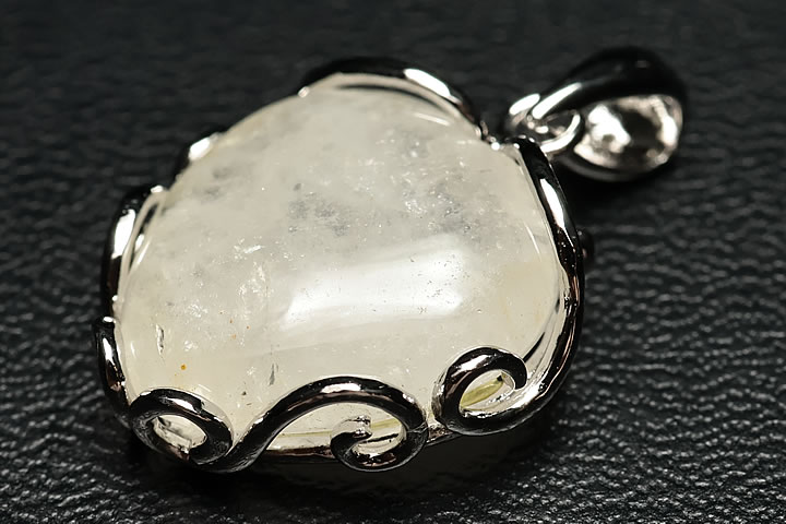 トップ部分:約1.7×1.7×0.7cm　 もうすでに鉱山が閉鎖しております、アメリカ合衆国のノースカロライナ州の鉱山から産出されたアゼツライトのハートのペンダントトップが大変久しぶりに入荷いたしました。 ロバートシモンズ氏がプログラミングを施したハートのルースにギャラリーメイスンのオリジナルのウェーブデザインのシルバーで製作しました、完全オリジナルのペンダントトップです。 かなり頑丈にできておりますので、末永くお使い頂けます。 ※こちらはヘブンアンドアース社の保証書が付属しております。　