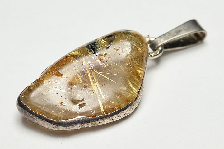 トップ部分:2.1×1.2×0.6cm　 ゴールドルチルのラフ原石を磨いたペンダントトップです。 ヴィンテージ風の仕上げで、お買い得な価格となっております。　