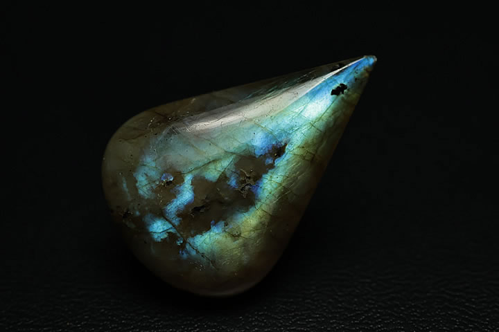 2.8×1.9×0.7cm　24.8ct　 強い遊色が出る高品質のラブラドライトカボションルースです。 表面裏面とも遊色が出ます。 お値段も可能な限り安く抑えております。　