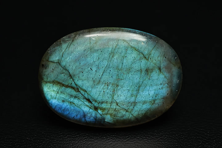 2.9×2.1×0.6cm　24.0ct　 強い遊色が出る高品質のラブラドライトカボションルースです。 表面裏面とも遊色が出ます。 お値段も可能な限り安く抑えております。　