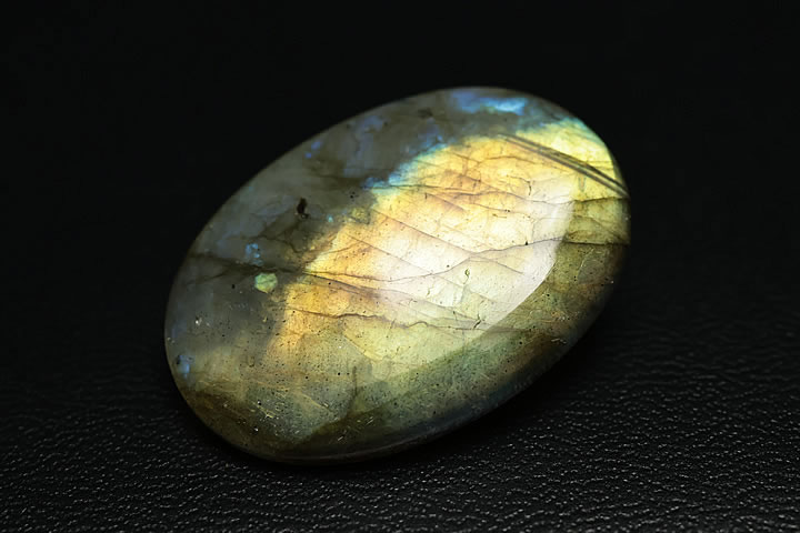 2.8×2.0×0.5cm　26.2ct　 強い遊色が出る高品質のラブラドライトカボションルースです。 表面裏面とも遊色が出ます。 お値段も可能な限り安く抑えております。　