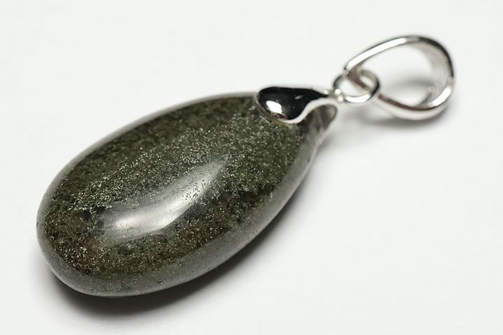 トップ部分　1.8×1.1×0.6cm　 主に濃いグリーンのガーデンがビッシリ入ったガーデン水晶です。 金具はシルバー925です。　