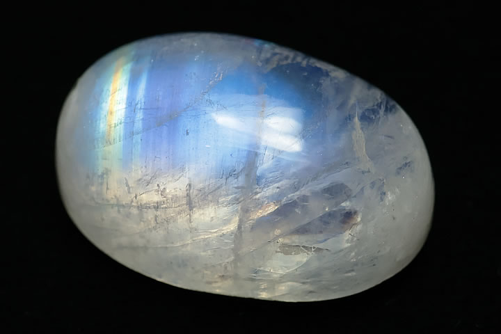 1.8×1.2×0.8mm 15.9ct　 広い範囲で鮮やかなブルーのシラーが出る高品質ブルームーンです。 また、お品によってはブルー以外の色のシラーが出るものもあります。　