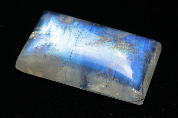 1.9×1.0×0.5mm 10.2ct　 広い範囲で鮮やかなブルーのシラーが出る高品質ブルームーンです。 また、お品によってはブルー以外の色のシラーが出るものもあります。　