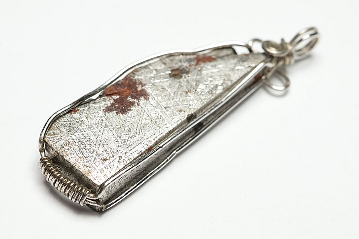 トップ部分:3.7×1.4×0.5cm　 メテオライトは、宇宙空間から飛来した鉄質隕石の総称。古くから様々な人々に神聖なる石として崇拝されたと云われます。 永遠、理想を表す情報を自然の理念に基づいた思考となるよう導く力があると伝えられています。 ※商品の性質上サビが付着している場合があります。ご了承ください。