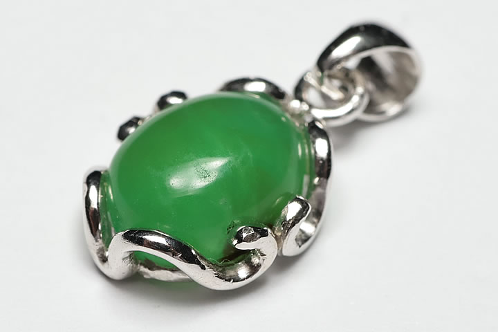 トップ部分サイズ1.2×1.0×0.5cm　 ジェムシリカペンダントトップの宝石質グレードが入荷致しました。 最近、品質が非常に悪いジェムシリカが流通しておりますが、当店は綺麗で、自信を持ってご提供のできるジェムシリカのみにこだわりまして販売致します。　