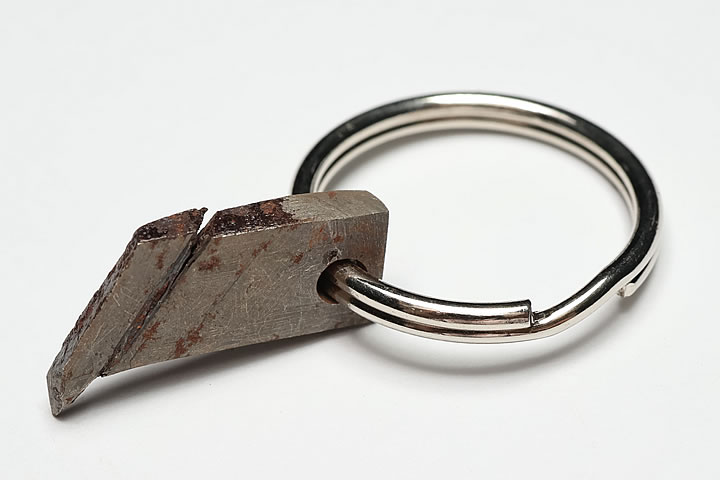 石部分:2.0×1.2×0.3cm　 ギベオンのフリーカットを使用したクールなキーホルダーです。 サビ止めのロジウムコーティングは施されていません。 自然の風合いを残すためサビも除去せずそのままにしております。 ナミビア産　