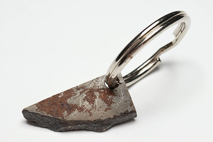 石部分:2.3×1.1×0.3cm　 ギベオンのフリーカットを使用したクールなキーホルダーです。 サビ止めのロジウムコーティングは施されていません。 自然の風合いを残すためサビも除去せずそのままにしております。 ナミビア産　