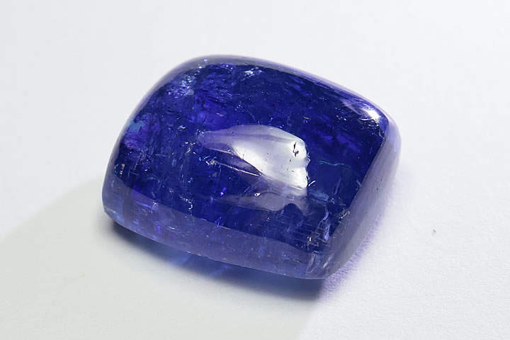 1.5×1.3×0.8cm 18.26ct　 最高グレードのタンザナイトのルースになります。 クラックはございますが、非常に色が濃く、高い透明度を持っています。 また、見る角度によって青や紫に見えるタンザナイト特有の多色性も見られます。　