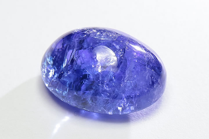 1.4×1.0×0.7cm 9.89ct　 最高グレードのタンザナイトのルースになります。 クラックはございますが、非常に色が濃く、高い透明度を持っています。 また、見る角度によって青や紫に見えるタンザナイト特有の多色性も見られます。　
