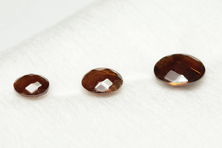 7.5×6.5×3mm,6×5×2.5mm,5×4×2.5mm 2.94ct(3個合計)　 大変、素晴らしい奈良県天川村産のレインボーガーネットのジュエリーグレードのカットルースです。 日本で多面カット加工したもので、確かな品質です。 奈良県天川村行者還岳産　
