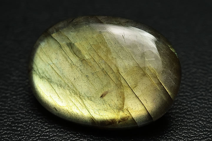 2.4×1.7×0.6cm　21.1ct　 強い遊色が出る高品質のラブラドライトカボションルースです。 表面裏面とも遊色が出ます。 お値段も可能な限り安く抑えております。　