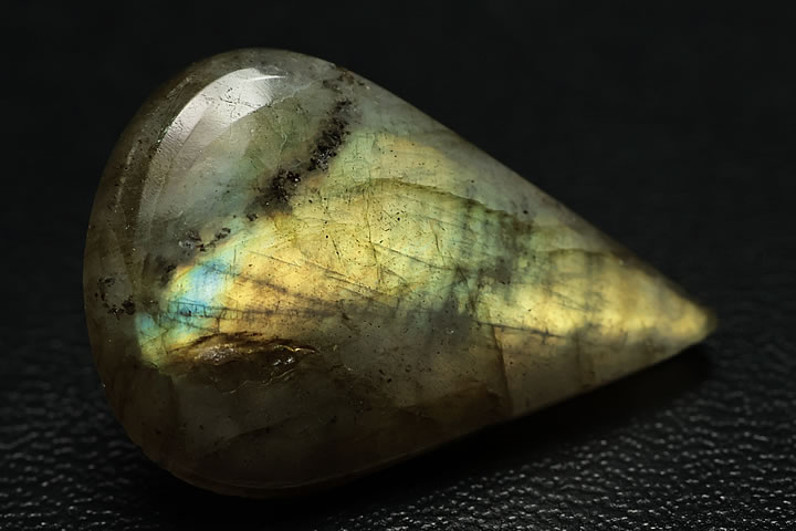 2.4×1.6×0.5cm　12.9ct　 強い遊色が出る高品質のラブラドライトカボションルースです。 表面裏面とも遊色が出ます。 お値段も可能な限り安く抑えております。　