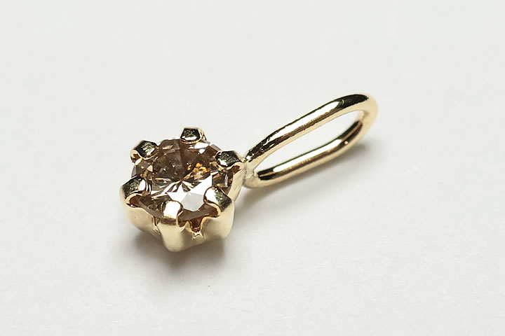 トップ部分:約0.3×0.3×0.2cm 0.08ct　 全体長さ:約0.7cm(金具含む)　 K18YGフレームを使用した、ダイヤモンドペンダントトップでございます。 ダイヤモンドの繊細なカットが、美しさを際立たせる存在感のあるペンダントトップとなっております。 こちらは甲府にある18金ペンダント加工の専門の業者さんに依頼しまして安心の国内加工品でございます。最安値を目指して販売をさせて頂きます。 ※裏面に「K18　0.08」の刻印あり　