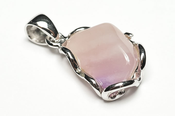 ピンクスギライトペンダントトップ 宝石質グレード++