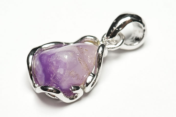 トップ部分:1.2×1.0×0.6cm　 ピンクスギライトペンダントトップの宝石質グレードが入荷致しました。パワーストーンの中で希少とされるスギライトの中でも、特に貴重なピンク色をした最高級のスギライトです。 透明感あふれる最高グレードで、光を透かすとより一層美しく映えるスギライトです。 フレーム部分はシルバー925を使用しています。　