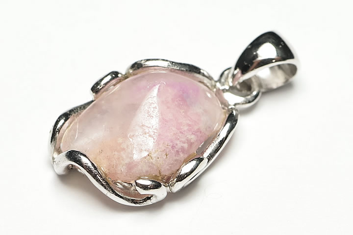 ピンクスギライトペンダントトップ 宝石質グレード++