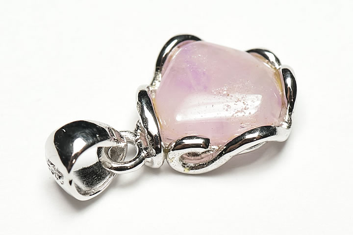 ピンクスギライトペンダントトップ 宝石質グレード++