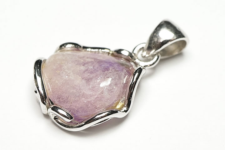 ピンクスギライトペンダントトップ 宝石質グレード++