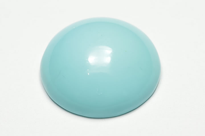 約1.6×1.6×0.65cm 9.0ct　 アリゾナ州キングマン鉱山産出の高品位ターコイスです。 含浸処理なしでトリートマントのみのカボションルースです。 キングマン鉱山はアメリカンターコイスの代表産地で、鮮やかなスカイブルーの発色で人気があります。　