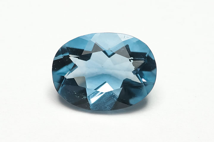 サイズ:8×6×4mm 1.46ct　 最高級のカラーチェンジフローライトカットルースが入荷致しました。 濁りやクラックがほぼ見られないブルーフローライトですが、暖色系の光を当てると3枚目画像のように薄いパープルにカラーチェンジします。ブラジル産　