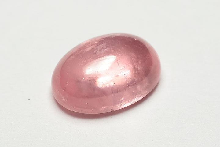約7.0×5.0×3.0mm　 1.16ct　 コロラド州・スウィートホーム鉱山産の宝石質ロードクロサイト(インカローズ)の小さなカボションルースが入荷いたしました。 色濃く鮮やかなレッドの発色で、透明感も抜群で文字通りの宝石質です。 継続的な入荷が難しい品質でございます。　
