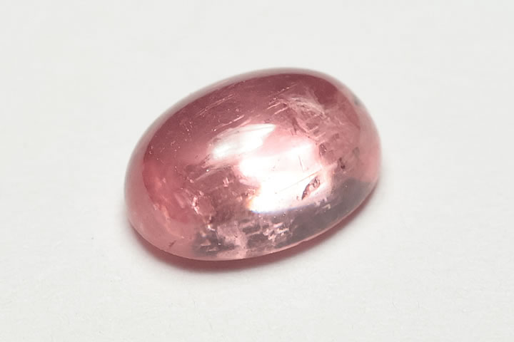 約7.0×5.0×3.0mm　 1.20ct　 コロラド州・スウィートホーム鉱山産の宝石質ロードクロサイト(インカローズ)の小さなカボションルースが入荷いたしました。 色濃く鮮やかなレッドの発色で、透明感も抜群で文字通りの宝石質です。 継続的な入荷が難しい品質でございます。　