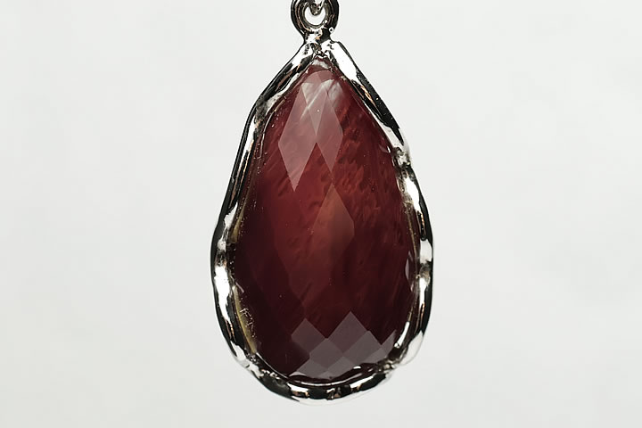 トップ部分サイズ:2.1×1.3×0.6cm　 ビーズでは絶大なる人気のありますチベットアンデシンのペンダントになります。 しかも当店のオリジナルのウェーブデザインにて登場です。 今回は赤系のペンダントになりまして、グリーンや透明感のある部分もありしてバイカラーのペンダントはカラーチェンジを起こすとも言われております。 価格も大変お買い得品になっております。 この機会をお見逃しなく!　