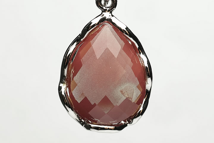 トップ部分サイズ:1.7×1.4×0.5cm　 ビーズでは絶大なる人気のありますチベットアンデシンのペンダントになります。 しかも当店のオリジナルのウェーブデザインにて登場です。 今回は赤系のペンダントになりまして、グリーンや透明感のある部分もありしてバイカラーのペンダントはカラーチェンジを起こすとも言われております。 価格も大変お買い得品になっております。 この機会をお見逃しなく!　