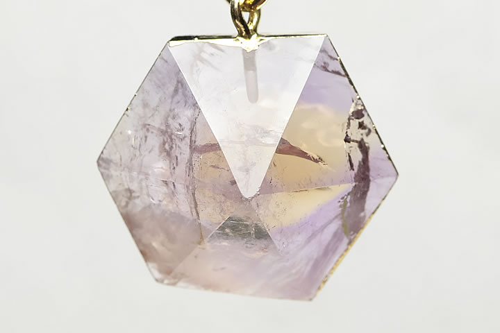 トップ部分:2.0×2.2×1.2cm　 アメジスト結晶の錐面を使用したペンダントトップです。 表面は磨かれています。(一部未研磨面がある場合があります)　