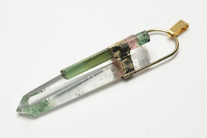 全長5.0cm　石部分:4.0×1.0×1.0cm　 ヒマラヤ水晶の磨きポイントと、アクセントとしてトルマリンの結晶を組み合わせたペンダントトップです。　