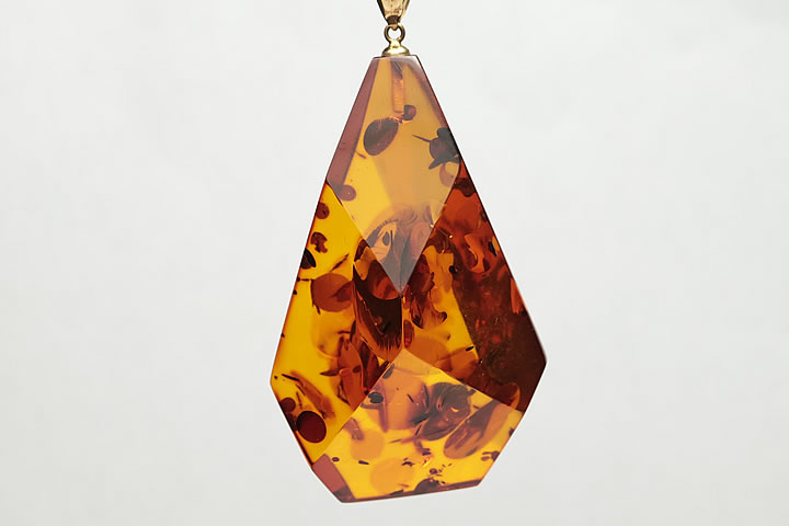 コハク部分:4.5×2.7×2.0cm　 高品質のバルト海産コハクのビッグサイズのペンダントトップです。 色が濃く透明感もあります。 ※金具はK18(バチカン部に刻印｢K18｣あり)　