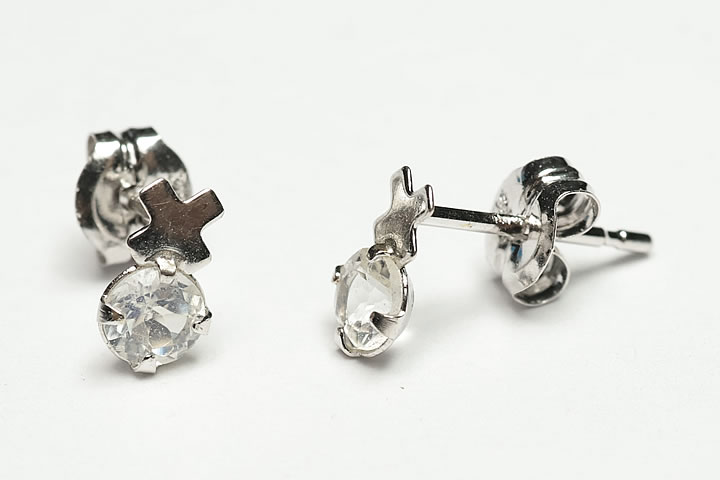 ピアスヘッド(石部分):5.5×3×2mm　スタッド長:約9mm　 金具:K14WG(刻印あり)　