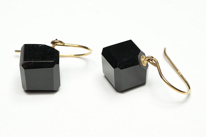 ピアスヘッド(石部分):8.5×8.5×8.5mm　フックサイズ:約13×10mm　 金具:K18(刻印あり)　