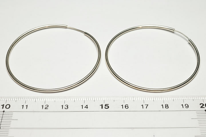 外径：約54mm　 シルバー925製のとてもシンプルなピアスです。 ペア(2個)での販売となっております。 画像はサンプルです。 ※柔らかい素材のため、若干の歪みやサイズのバラツキがある場合があります。ご了承ください。　