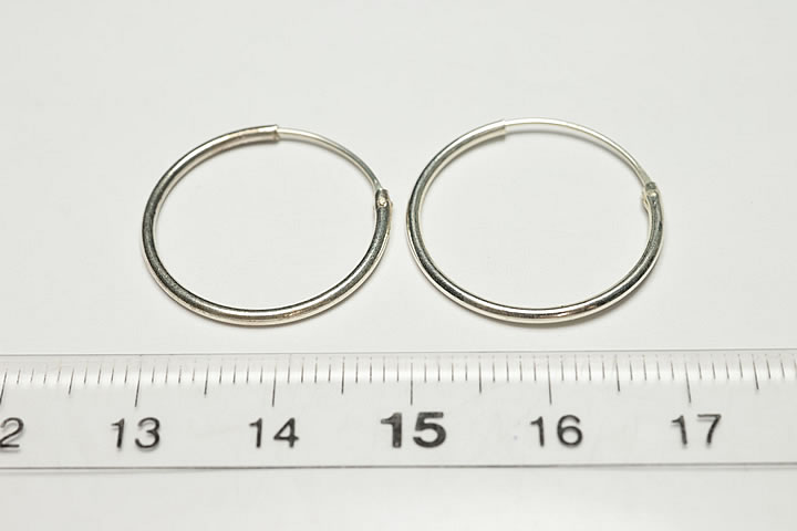 外径：約20mm　 シルバー925製のとてもシンプルなピアスです。 ペア(2個)での販売となっております。 ※柔らかい素材のため、若干の歪みやサイズのバラツキがある場合があります。ご了承ください。　