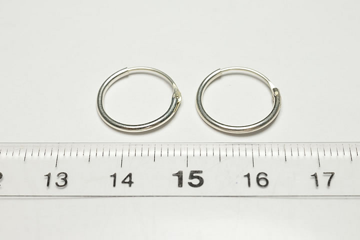 外径：約14mm　 シルバー925製のとてもシンプルなピアスです。 ペア(2個)での販売となっております。 ※柔らかい素材のため、若干の歪みやサイズのバラツキがある場合があります。ご了承ください。　