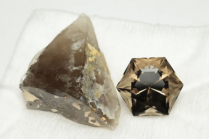 約15×13×10mm　9.17ct　 滋賀県大津市産の煙水晶(スモーキークォーツ)をルースに加工しました。 宝石質の大変美しい滋賀県産原石を使用しています。 滋賀県大津市田上山笹間ヶ岳産　