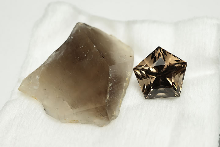 約14×13×10.5mm　9.15ct　 滋賀県大津市産の煙水晶(スモーキークォーツ)をルースに加工しました。 宝石質の大変美しい滋賀県産原石を使用しています。 滋賀県大津市田上山笹間ヶ岳産　