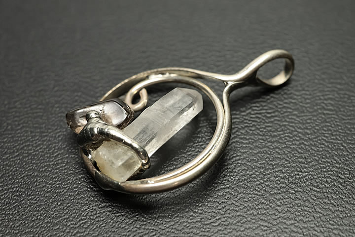 3.1×2.0×0.8cm(全体)　 コロンビア産レムリアンの小さなポイントを丁寧に手作業で仕上げた可愛いペンダントトップです。　 アクセントとして、アメジスト・ペリドットなどが使われています。(商品によって異なります。)　 デビットガイガー氏が運営されますガイガーミネラル社から仕入れました正規品です。正規品を証明するカードも付いています。