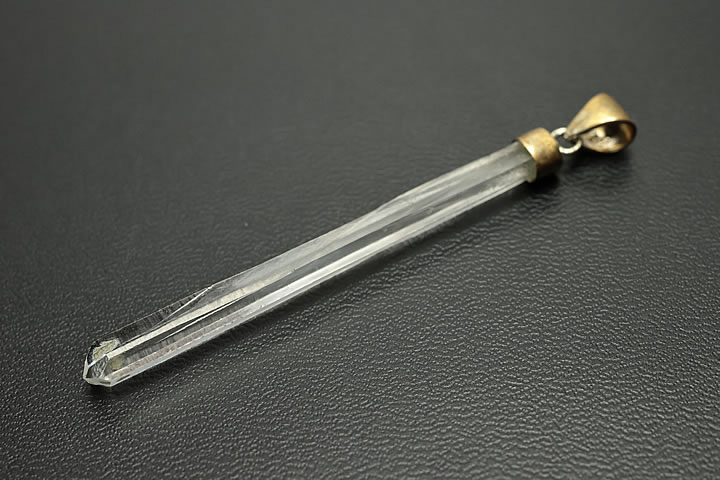 トップ部分:5.1×0.45×0.45cm　 コロンビア産レムリアンを使用したシンプルなデザインのペンダントトップです。剣のような細長い水晶です。 デビットガイガー氏が運営されますガイガーミネラル社から仕入れました正規品です。正規品を証明するカードも付いています。