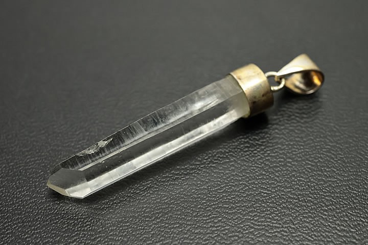 トップ部分:3.3×0.7×0.65cm　 コロンビア産レムリアンを使用したシンプルなデザインのペンダントトップです。剣のような細長い水晶です。 デビットガイガー氏が運営されますガイガーミネラル社から仕入れました正規品です。正規品を証明するカードも付いています。