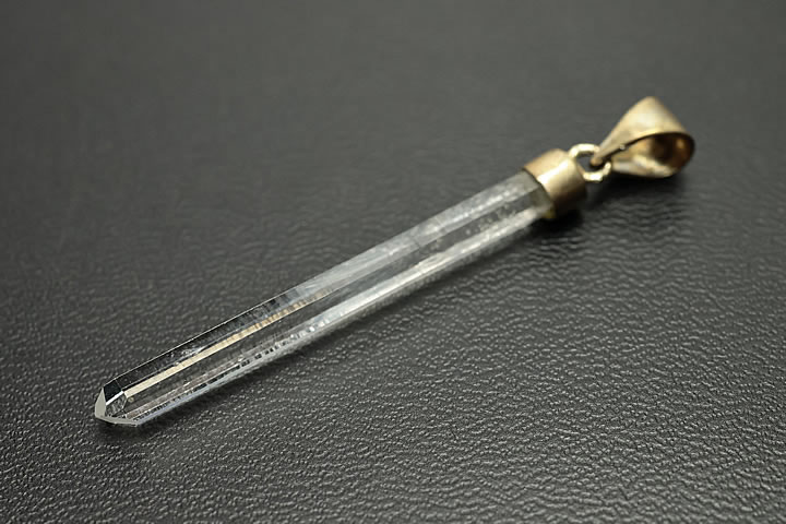 トップ部分:3.8×0.45×0.4cm　 コロンビア産レムリアンを使用したシンプルなデザインのペンダントトップです。剣のような細長い水晶です。 デビットガイガー氏が運営されますガイガーミネラル社から仕入れました正規品です。正規品を証明するカードも付いています。