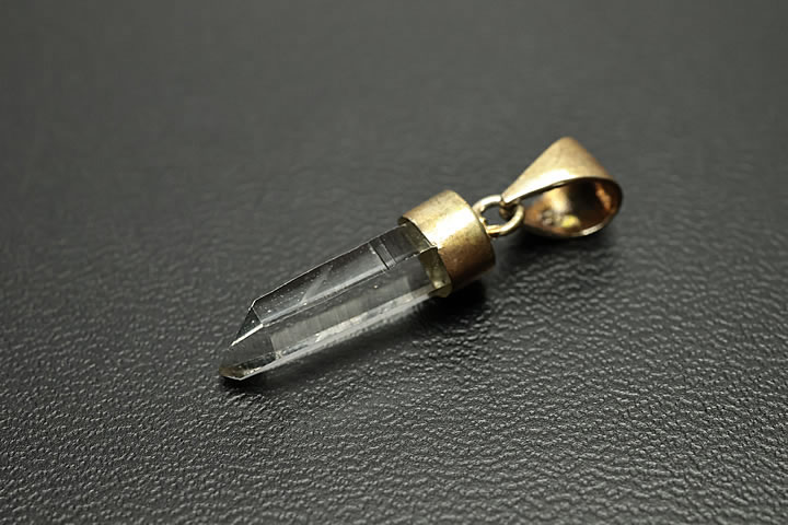トップ部分:1.7×0.55×0.55cm　 コロンビア産レムリアンを使用したシンプルなデザインのペンダントトップです。剣のような細長い水晶です。 デビットガイガー氏が運営されますガイガーミネラル社から仕入れました正規品です。正規品を証明するカードも付いています。