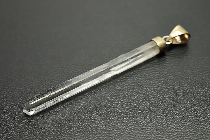 トップ部分:4.6×0.5×0.45cm　 コロンビア産レムリアンを使用したシンプルなデザインのペンダントトップです。剣のような細長い水晶です。 デビットガイガー氏が運営されますガイガーミネラル社から仕入れました正規品です。正規品を証明するカードも付いています。